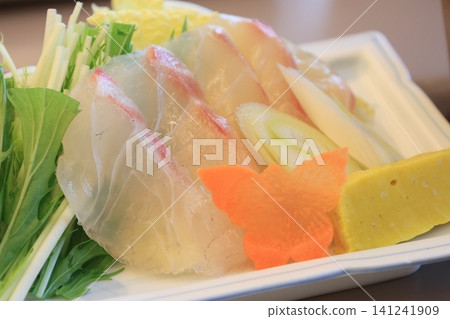 盤子裡的生魚片 盤子裡的生魚片 141241909