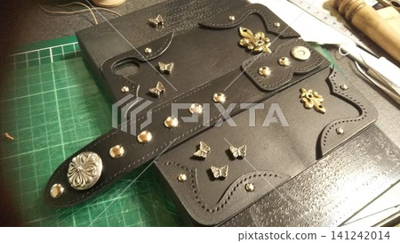 Examples of leather craft works 141242014