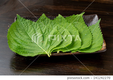 The unique flavor of sesame leaves is addictive. The unique flavor of sesame leaves is addictive. 141242270