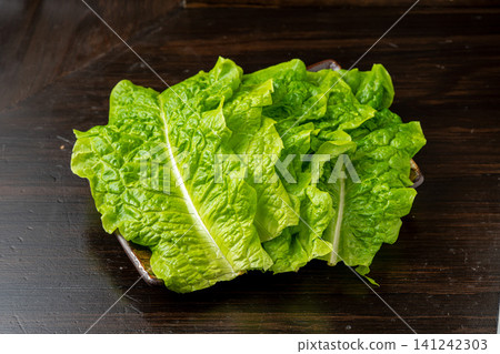 Fresh lettuce is an essential ingredient for grilled meat. Fresh lettuce is an essential ingredient for grilled meat. 141242303