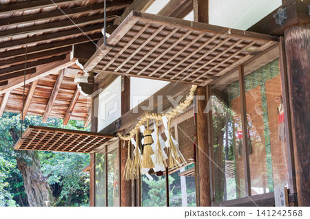 京都古老寺廟和神社的百葉窗敞開 京都古老寺廟和神社的百葉窗敞開 141242568