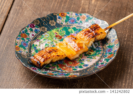 鰻魚和杏鮑菇的奢華組合,串在烤肉串上。 鰻魚和杏鮑菇的奢華組合,串在烤肉串上。 141242802