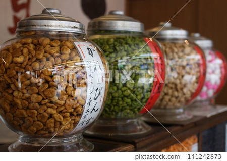 來自歷史悠久的烤豆店的復古地球形罐子裡的豆類零食,罐子上貼著手寫的標籤。 來自歷史悠久的烤豆店的復古地球形罐子裡的豆類零食,罐子上貼著手寫的標籤。 141242873
