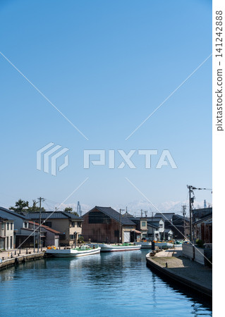 富山縣見水市內川町的街景，遠處可見立山山脈。 141242888