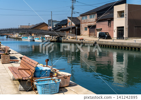 The townscape of Uchikawa in Imizu City, Toyama Prefecture, with the Tateyama mountain range visible in the distance. The townscape of Uchikawa in Imizu City, Toyama Prefecture, with the Tateyama mountain range visible in the distance. 141242895