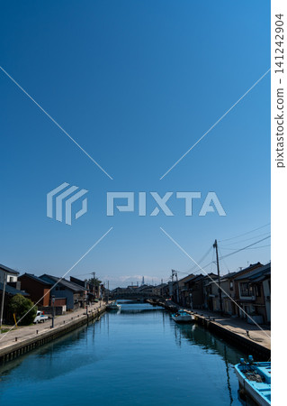 The townscape of Uchikawa in Imizu City, Toyama Prefecture, with the Tateyama mountain range visible in the distance. The townscape of Uchikawa in Imizu City, Toyama Prefecture, with the Tateyama mountain range visible in the distance. 141242904
