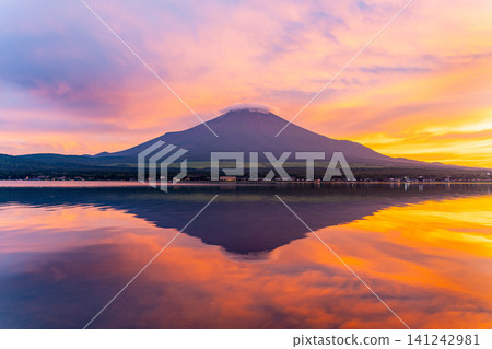 【山梨】山中湖和富士山突然被落日籠罩在天空之中 141242981