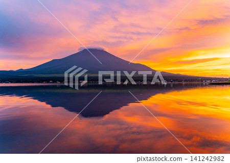 [Yamanashi] Lake Yamanaka and Mount Fuji suddenly enveloped in the sunset sky 141242982