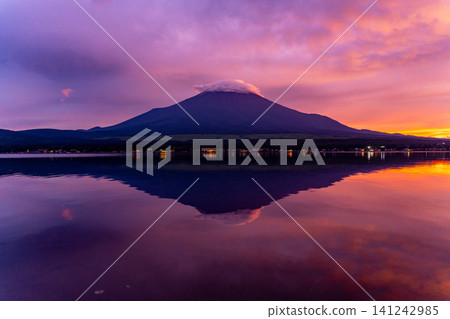 [Yamanashi] Lake Yamanaka and Mount Fuji suddenly enveloped in the sunset sky 141242985