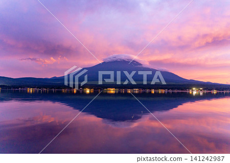 【山梨】山中湖和富士山突然被落日籠罩在天空之中 【山梨】山中湖和富士山突然被落日籠罩在天空之中 141242987