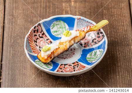 清爽的鰻魚串配磨碎的山藥和芥末 清爽的鰻魚串配磨碎的山藥和芥末 141243014