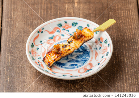 鰻魚串配青辣椒味噌。 141243036