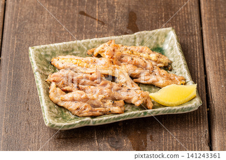 炭烤雞頸肉,口感彈牙。 炭烤雞頸肉,口感彈牙。 141243361