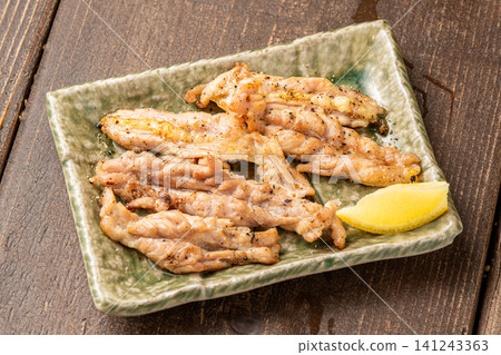 炭烤雞頸肉,口感彈牙。 炭烤雞頸肉,口感彈牙。 141243363