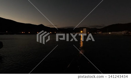 北海道積丹町比古漁港的鮭魚捕撈場景 北海道積丹町比古漁港的鮭魚捕撈場景 141243434