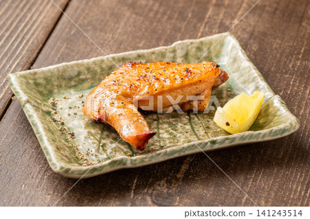 美味的炭烤雞翅,外皮酥脆。 美味的炭烤雞翅,外皮酥脆。 141243514