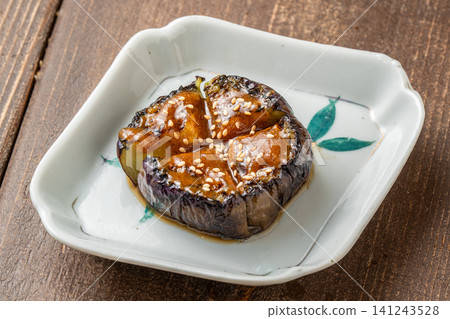 紅茄子田樂裹上濃鬱的味噌醬 紅茄子田樂裹上濃鬱的味噌醬 141243528