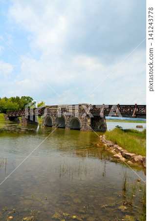 Spectacle bridge 141243778