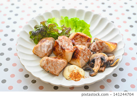Minced meat stuffed in fish cake, with mentsuyu (noodle soup base) flavor. 141244704