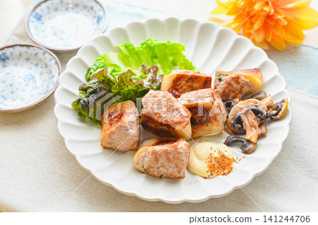 Minced meat stuffed in fish cake, with mentsuyu (noodle soup base) flavor. 141244706