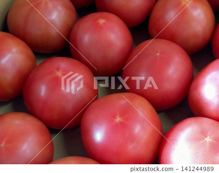 很多新鮮多汁的紅番茄 很多新鮮多汁的紅番茄 141244989