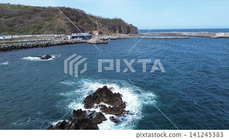 從空中拍攝的北海道積丹町餘市川河口無人機空拍畫面。 從空中拍攝的北海道積丹町餘市川河口無人機空拍畫面。 141245383