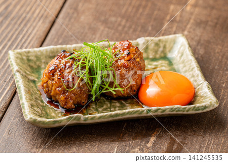 濃鬱的月見雞肉丸佐蛋黃 濃鬱的月見雞肉丸佐蛋黃 141245535