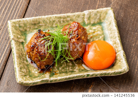 濃鬱的月見雞肉丸佐蛋黃 濃鬱的月見雞肉丸佐蛋黃 141245536