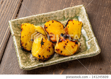 Fluffy and sweet charcoal-grilled sweet potatoes Fluffy and sweet charcoal-grilled sweet potatoes 141245609