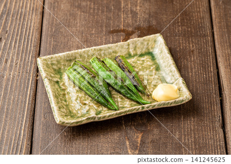 炭烤秋葵,充分展現食材的天然風味 炭烤秋葵,充分展現食材的天然風味 141245625