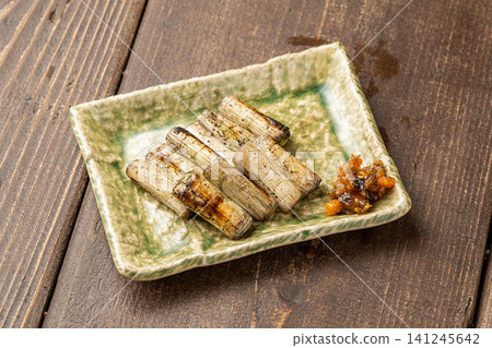 Charcoal-grilled white onions that bring out the sweetness Charcoal-grilled white onions that bring out the sweetness 141245642