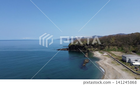 無人機航拍北海道島卷村千羽川河口和清澈見底的日本海。 無人機航拍北海道島卷村千羽川河口和清澈見底的日本海。 141245868