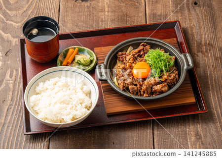 完美平衡!一份奢華的壽喜燒套餐。 完美平衡!一份奢華的壽喜燒套餐。 141245885