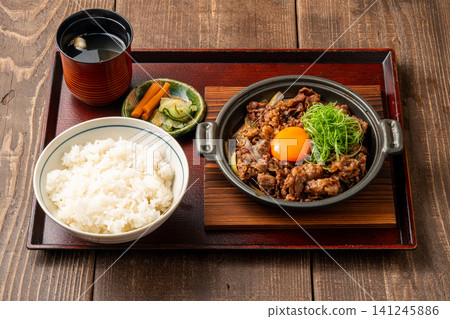 完美平衡!一份奢華的壽喜燒套餐。 完美平衡!一份奢華的壽喜燒套餐。 141245886