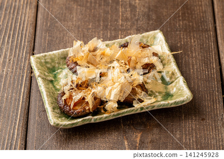 Shiitake mushrooms grilled over charcoal until fragrant. Shiitake mushrooms grilled over charcoal until fragrant. 141245928