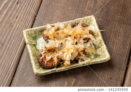 香菇用炭火烤至散發香味。 香菇用炭火烤至散發香味。 141245930
