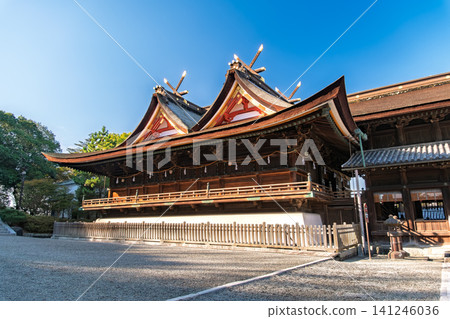 岡山縣岡山市:國寶吉備津神社主殿美麗的雙坡屋頂(吉備津風格),在藍天的襯托下格外醒目。 岡山縣岡山市:國寶吉備津神社主殿美麗的雙坡屋頂(吉備津風格),在藍天的襯托下格外醒目。 141246036