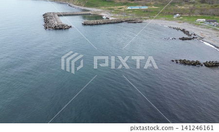 北海道石徠市濱益區軍別河口的無人機空拍畫面。 北海道石徠市濱益區軍別河口的無人機空拍畫面。 141246161