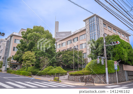 衛材總部大樓外觀及綠樹成蔭的十字路口 [東京都文京區小石川] 141246182