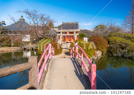 岡山縣岡山市吉備津神社的聖池上漂浮著宇賀神社,橫跨池上的太鼓橋十分迷人。 岡山縣岡山市吉備津神社的聖池上漂浮著宇賀神社,橫跨池上的太鼓橋十分迷人。 141247188