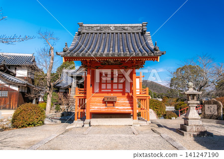 宇賀神社是吉備津神社的附屬神社,在岡山縣岡山市的藍天下格外醒目。 宇賀神社是吉備津神社的附屬神社,在岡山縣岡山市的藍天下格外醒目。 141247190