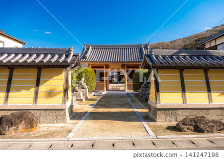 岡山縣岡山市：普賢院的正門（仁王門）在藍天的映襯下格外醒目。 141247198