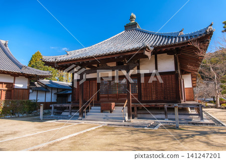 The main hall of Fugen-in Temple, Okayama City, Okayama Prefecture, stands out against the blue sky. 141247201