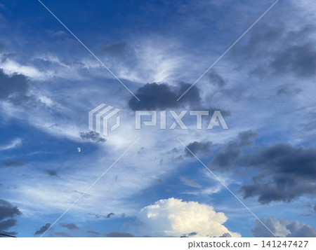 藍天上漂浮著各式各樣的雲彩 藍天上漂浮著各式各樣的雲彩 141247427