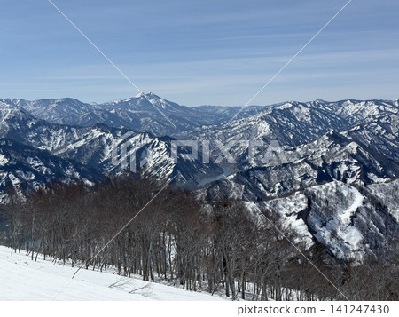 山坡和湖泊 山坡和湖泊 141247430