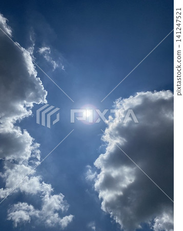 陽光透過雲層灑下。 陽光透過雲層灑下。 141247521