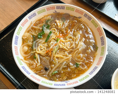 炒麵配料豐富，醬汁濃稠，是當地中餐館的經典麵食。 141248081