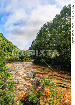 The beautiful Shirakinu-no-Toko is a scenic spot in the Kitayuzawa Onsen area, surrounded by lush green forests. 141249663