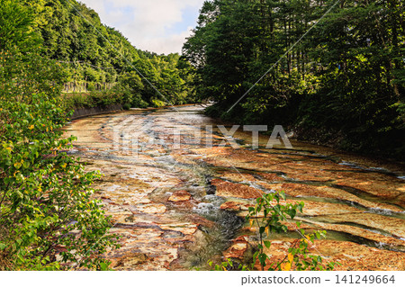 The scenery of the beautiful rocky riverbed, like a bed of white silk, and the crystal-clear flow of the river. 141249664