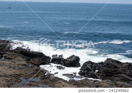 洶湧的波濤拍打著岩石的景象(神奈川縣三浦市城島海岸) 洶湧的波濤拍打著岩石的景象(神奈川縣三浦市城島海岸) 141249862
